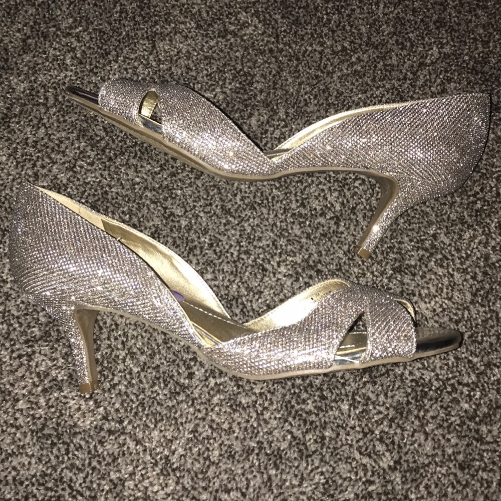 Short heel shoes